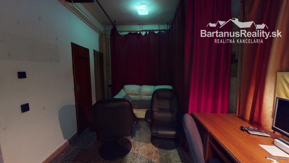 Na prenájom kompletne zariadený nočný bar, bývalý striptízový podnik Black & White, v centre Trenčína