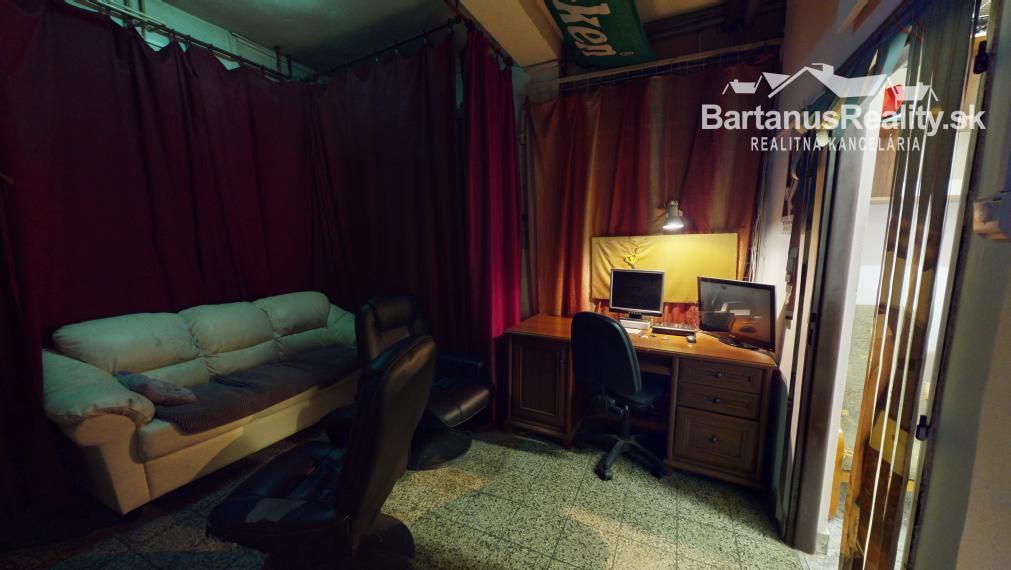 Na prenájom kompletne zariadený nočný bar, bývalý striptízový podnik Black & White, v centre Trenčína