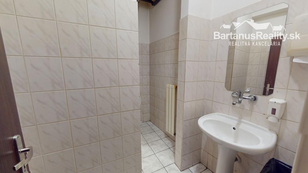 Na prenájom kompletne zariadený nočný bar, bývalý striptízový podnik Black & White, v centre Trenčína