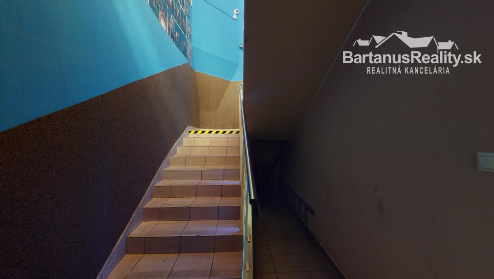 Na prenájom kompletne zariadený nočný bar, bývalý striptízový podnik Black & White, v centre Trenčína