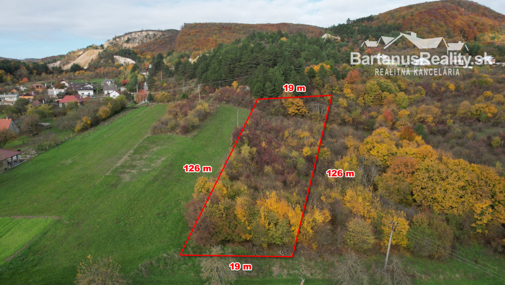 BartanusReality - Na predaj pozemok-trvalý trávnatý porast v obci Trenčianske Mitice.