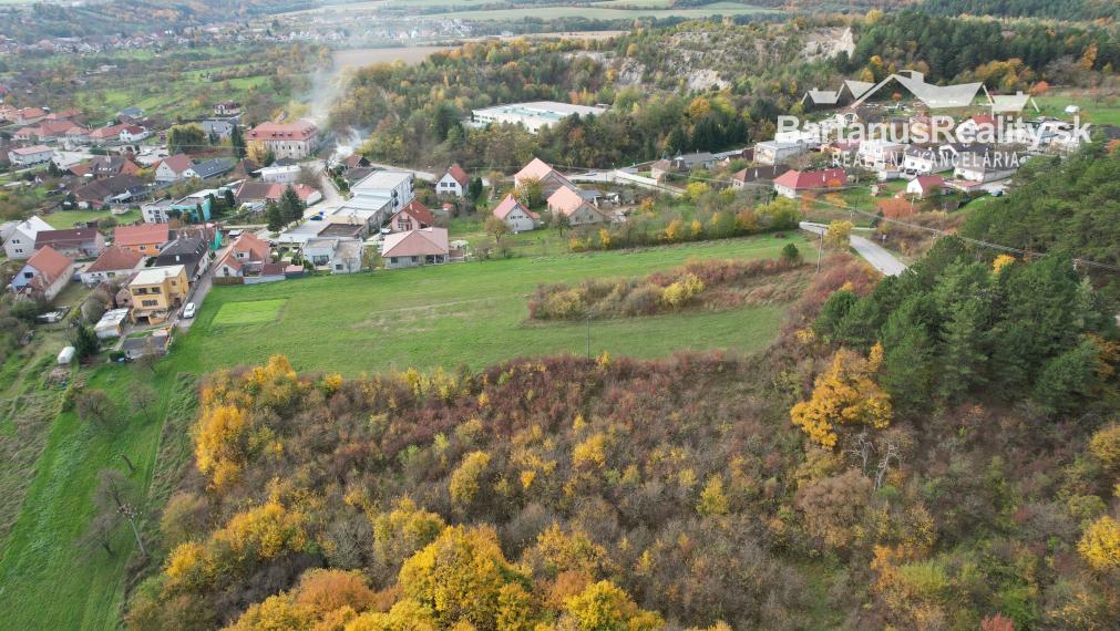 BartanusReality - Na predaj pozemok-trvalý trávnatý porast v obci Trenčianske Mitice.