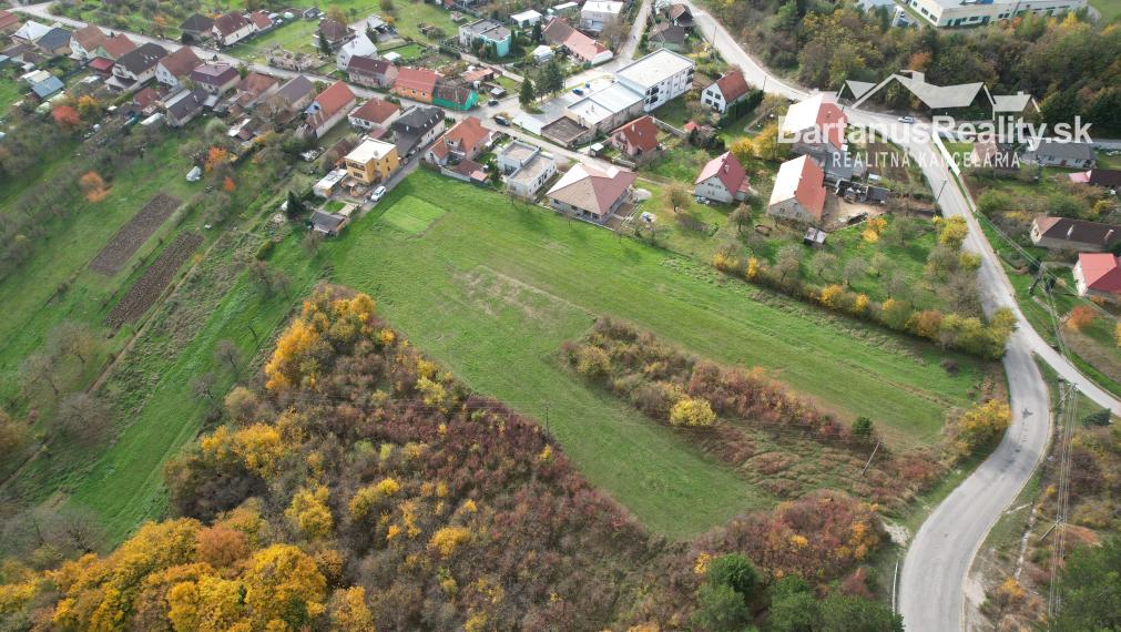 BartanusReality - Na predaj pozemok-trvalý trávnatý porast v obci Trenčianske Mitice.