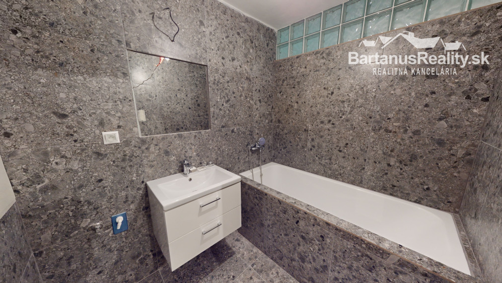 BartanusReality - !!!!! REZERVOVANÉ !!!!!  Na predaj 2-izbový byt vo vyhľadávanej lokalite mesta Trenčín, ul. 28.októbra.