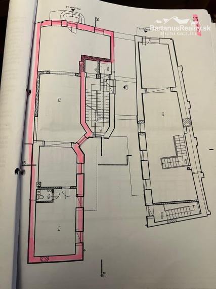 BartanusReality - Na prenájom obchodný priestor s parkovaním v centre Trenčína Námestie. sv. Anny.