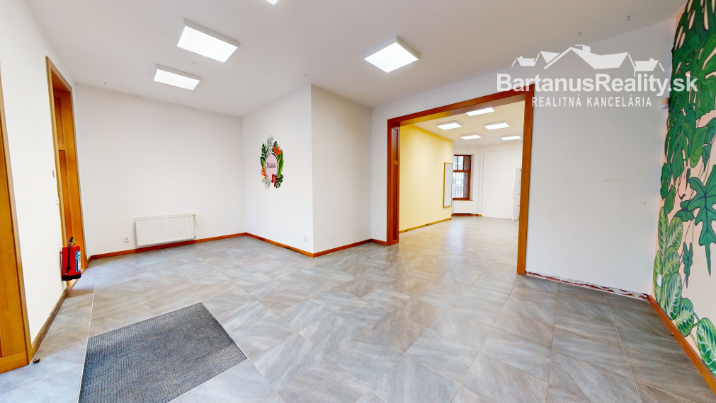 BartanusReality - Na prenájom obchodný priestor s parkovaním v centre Trenčína Námestie. sv. Anny.