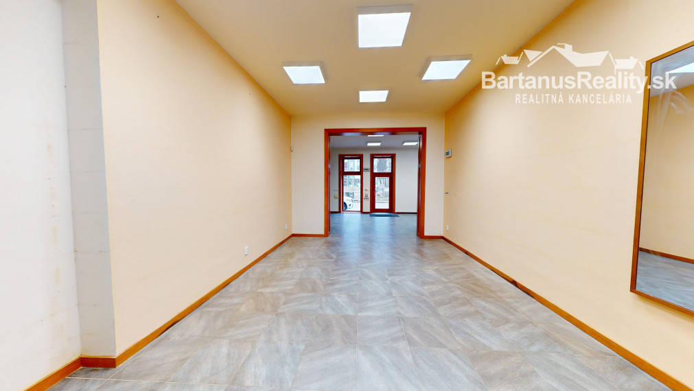 BartanusReality - Na prenájom obchodný priestor s parkovaním v centre Trenčína Námestie. sv. Anny.