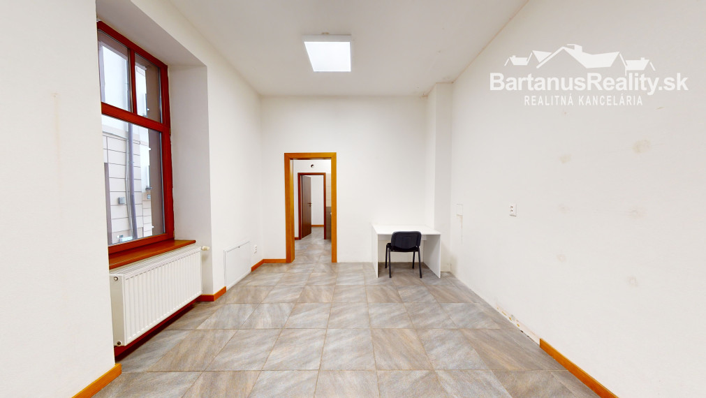 BartanusReality - Na prenájom obchodný priestor s parkovaním v centre Trenčína Námestie. sv. Anny.