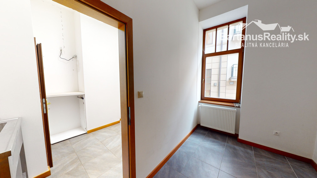 BartanusReality - Na prenájom obchodný priestor s parkovaním v centre Trenčína Námestie. sv. Anny.