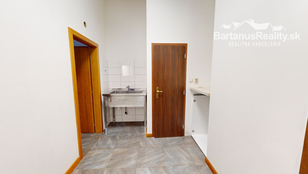 BartanusReality - Na prenájom obchodný priestor s parkovaním v centre Trenčína Námestie. sv. Anny.