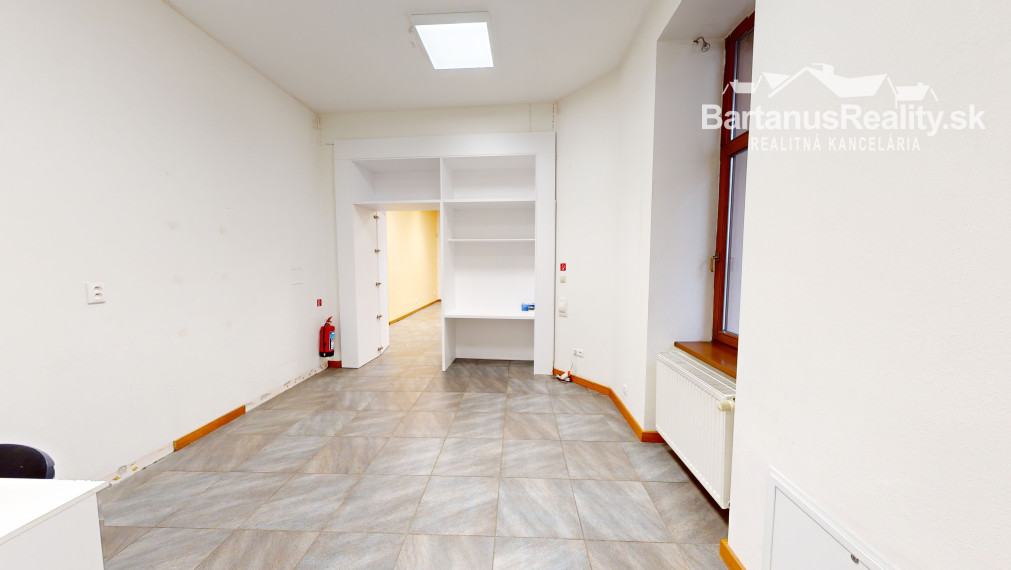 BartanusReality - Na prenájom obchodný priestor s parkovaním v centre Trenčína Námestie. sv. Anny.