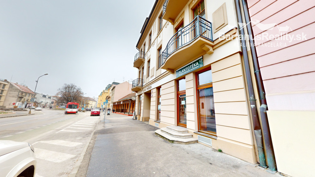 BartanusReality - Na prenájom obchodný priestor s parkovaním v centre Trenčína Námestie. sv. Anny.