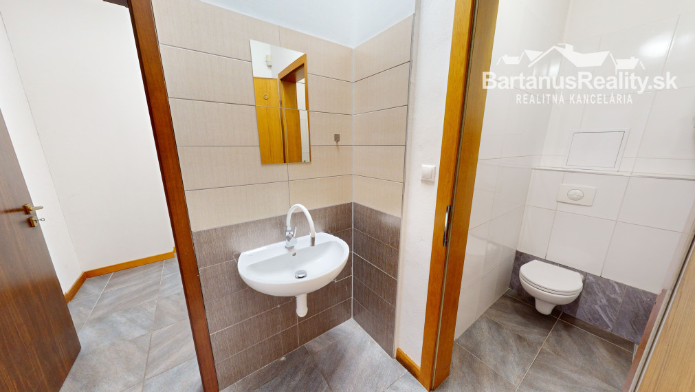 BartanusReality - Na prenájom obchodný priestor s parkovaním v centre Trenčína Námestie. sv. Anny.