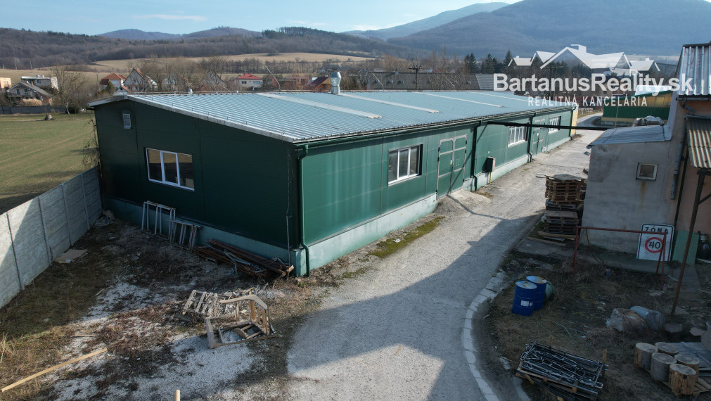 BartanusReality - Ponúkame na prenájom výrobnú halu o rozlohe 941 m2, nachádzajúcu sa v obci Selec.