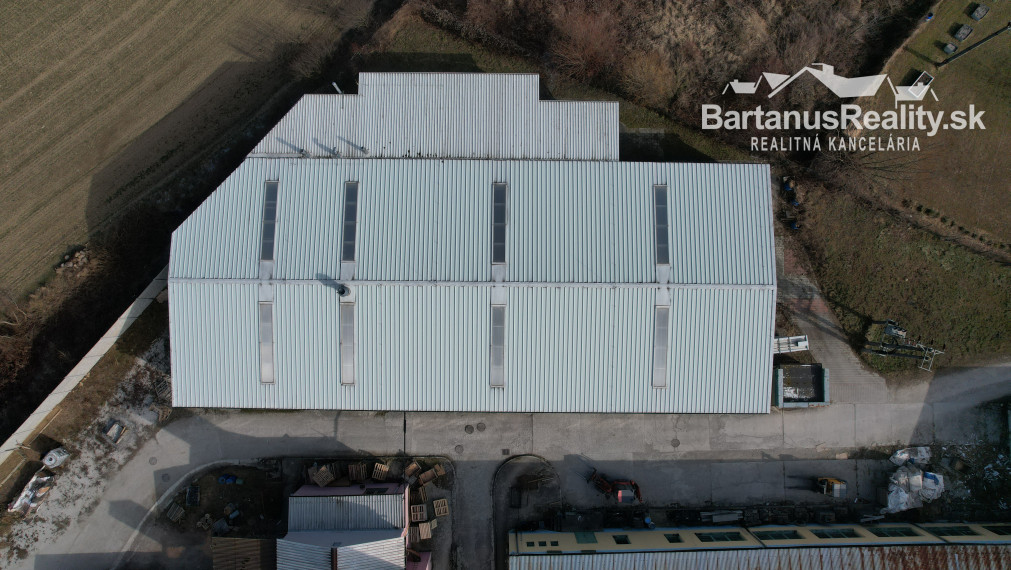 BartanusReality - Ponúkame na prenájom výrobnú halu o rozlohe 941 m2, nachádzajúcu sa v obci Selec.