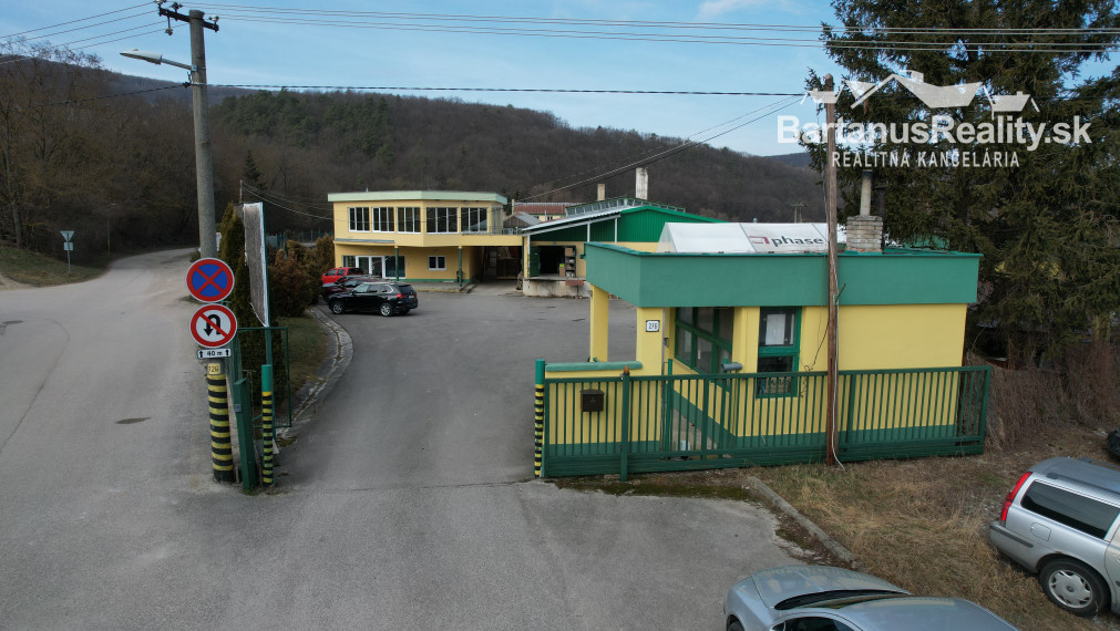 BartanusReality - Ponúkame na prenájom výrobnú halu o rozlohe 941 m2, nachádzajúcu sa v obci Selec.