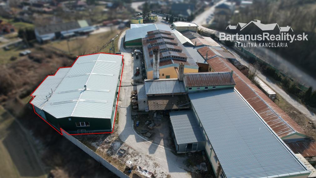 BartanusReality - Ponúkame na prenájom výrobnú halu o rozlohe 941 m2, nachádzajúcu sa v obci Selec.