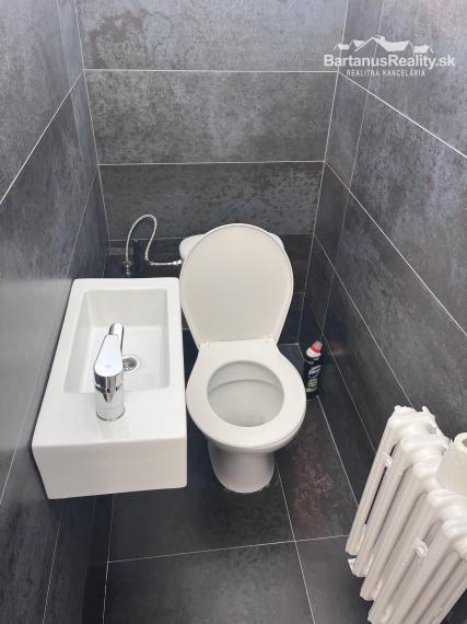 Na prenájom obchodno - kancelársky priestor v Dubnici nad Váhom.