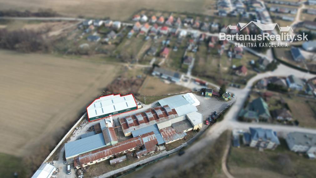 BartanusReality - Ponúkame na prenájom výrobnú halu o rozlohe 941 m2, nachádzajúcu sa v obci Selec.