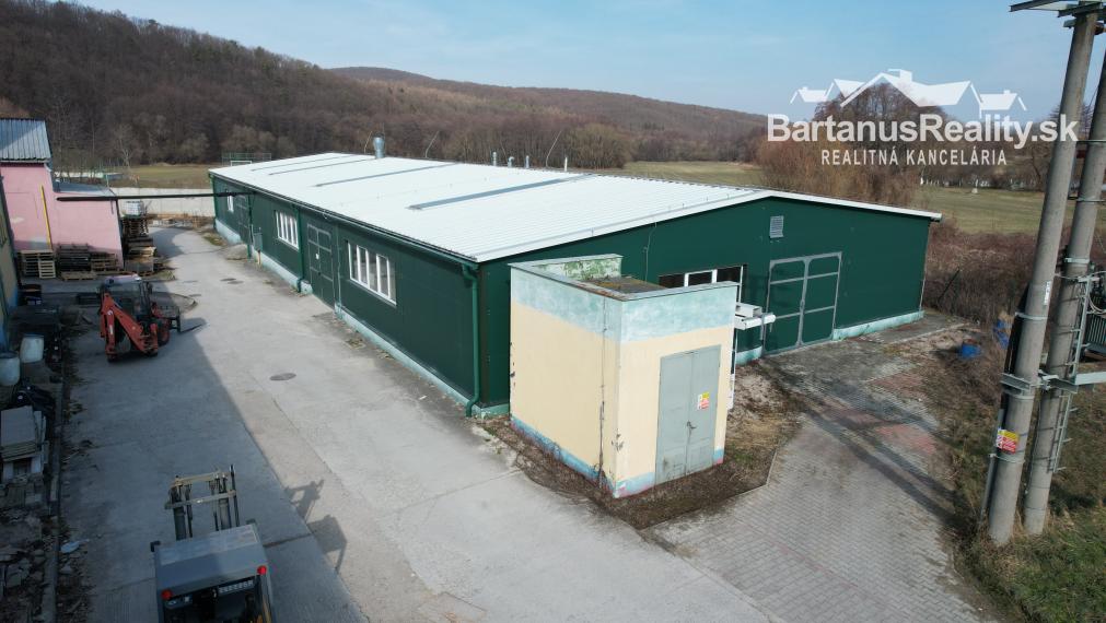 BartanusReality - Ponúkame na prenájom výrobnú halu o rozlohe 941 m2, nachádzajúcu sa v obci Selec.