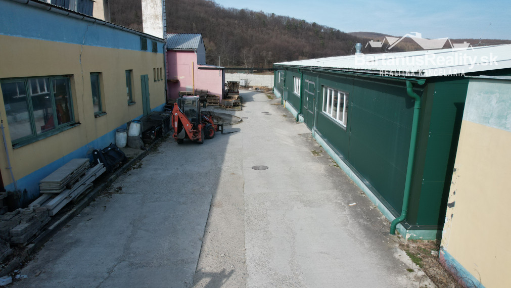 BartanusReality - Ponúkame na prenájom výrobnú halu o rozlohe 941 m2, nachádzajúcu sa v obci Selec.