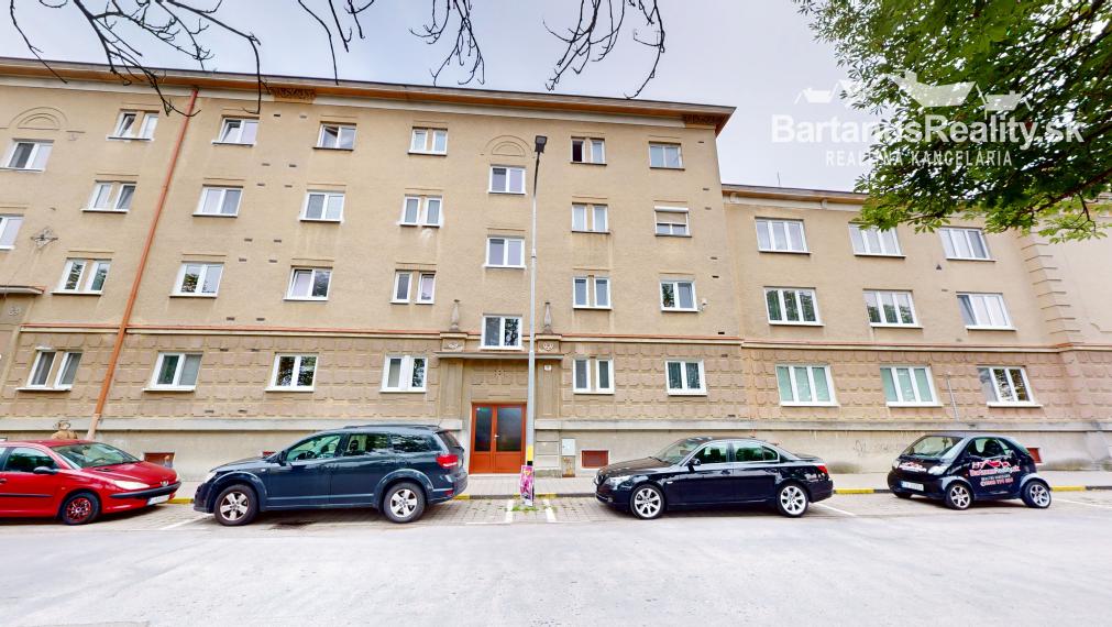 BartanusReality - !!!!! REZERVOVANÉ !!!!!   Na predaj zaujímavý, rozmerný 1 izbový byt v Novej Dubnici, ulica P. Jilemnického.