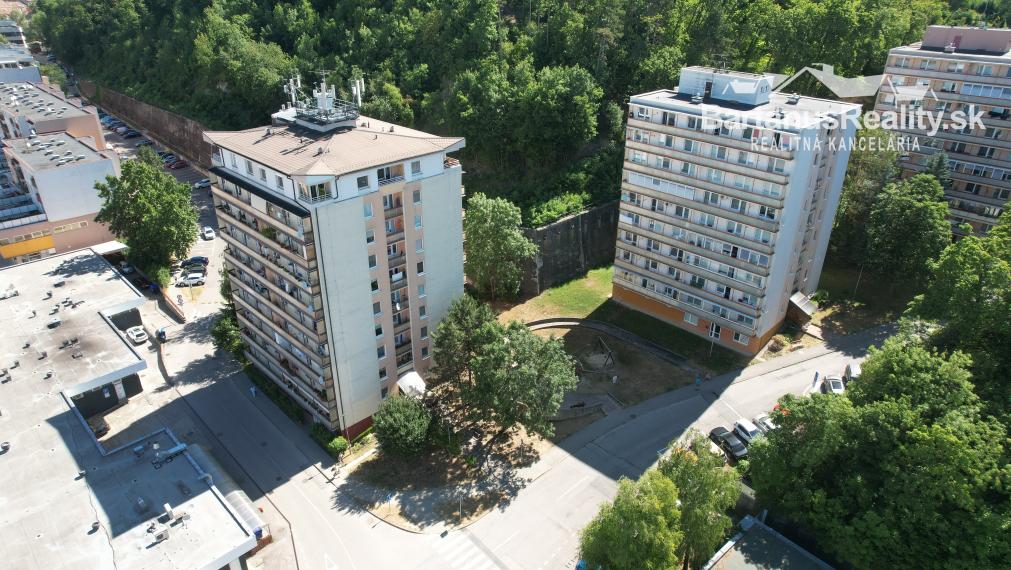 BartanusReality - Na predaj 3-izbový byt priamo v centre mesta Trenčín, ulica Horný Šianec.