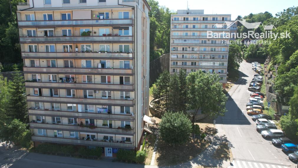 BartanusReality - Na predaj 3-izbový byt priamo v centre mesta Trenčín, ulica Horný Šianec.