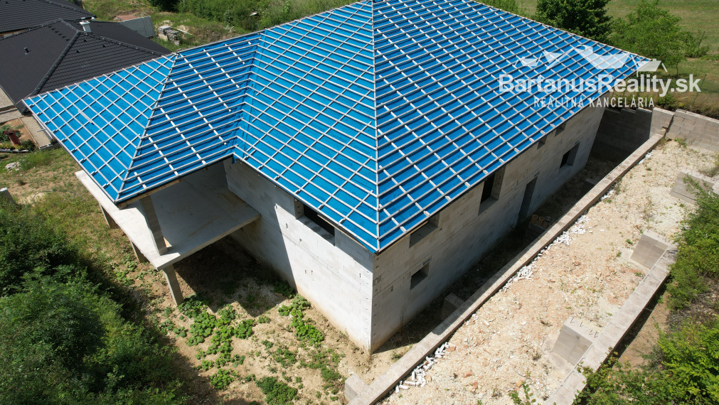 BartanusReality - Na predaj exkluzívna, rozmerná vila v obci Mikušovce pri Ilave.