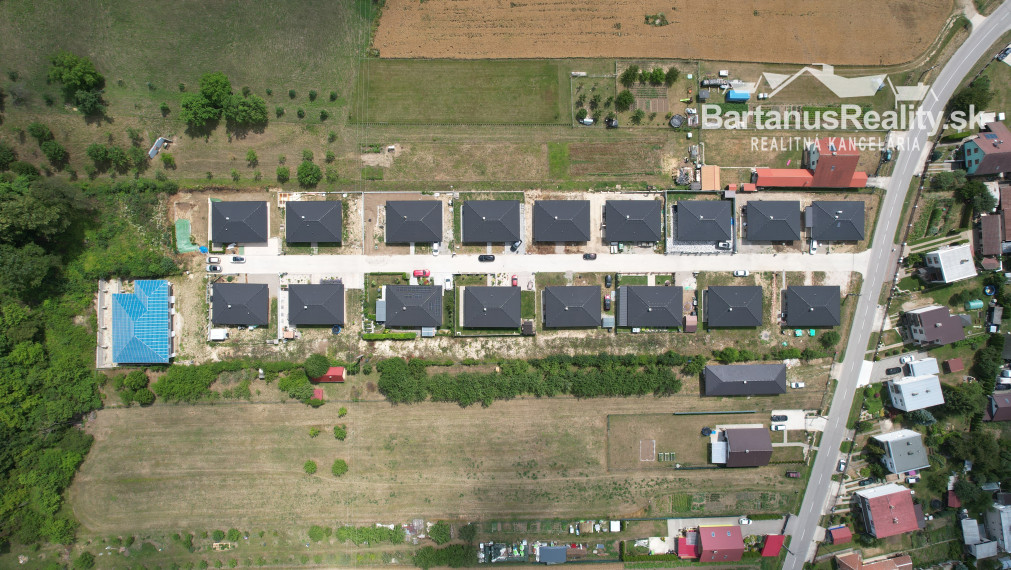 BartanusReality - Na predaj exkluzívna, rozmerná vila v obci Mikušovce pri Ilave.