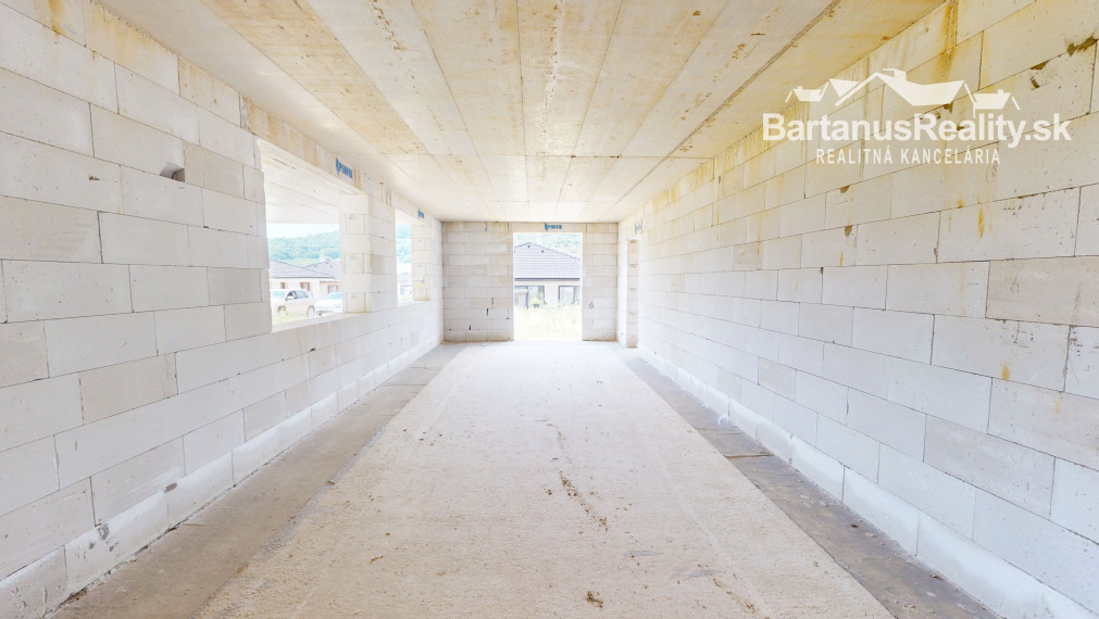 BartanusReality - Na predaj exkluzívna, rozmerná vila v obci Mikušovce pri Ilave.