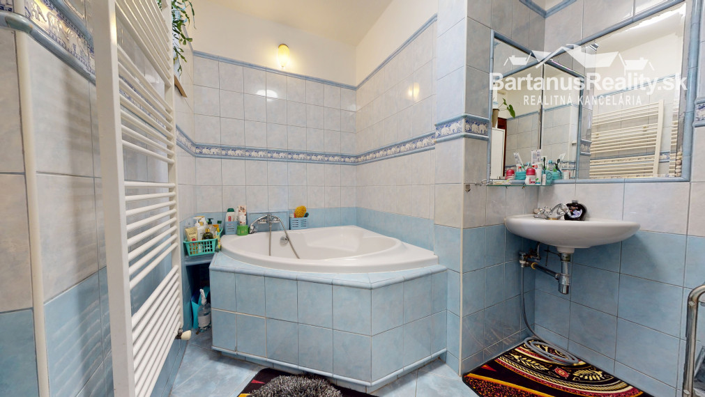 BartanusReality - Na predaj 1-izbový byt s vlastným kúrením a parkoviskom v Trenčíne na ul. M.R.Štefánika.