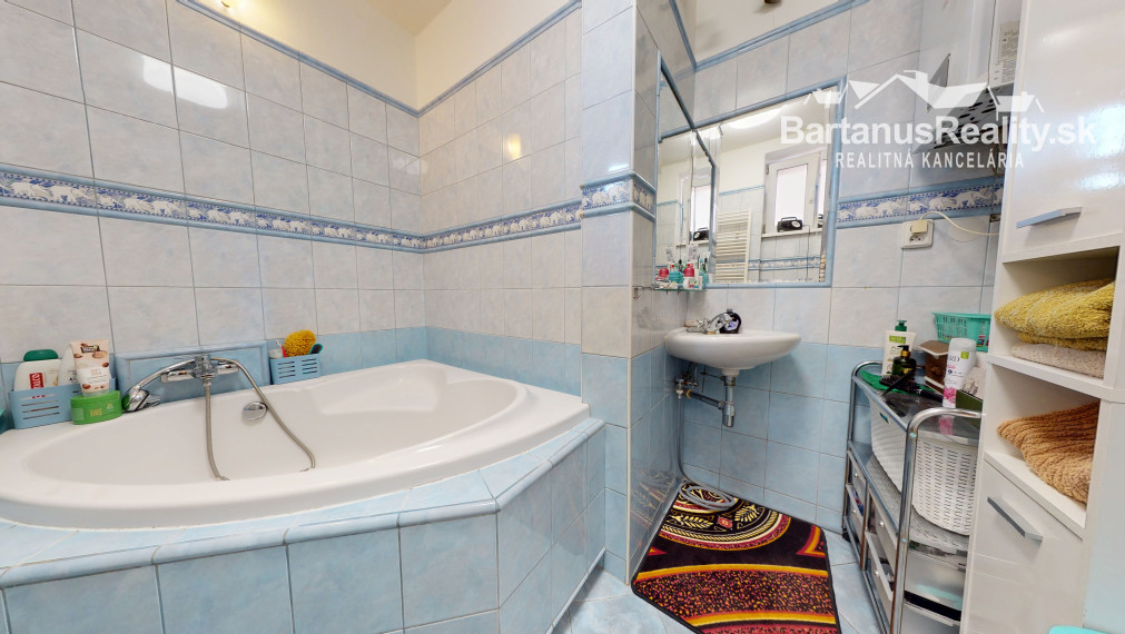 BartanusReality - Na predaj 1-izbový byt s vlastným kúrením a parkoviskom v Trenčíne na ul. M.R.Štefánika.