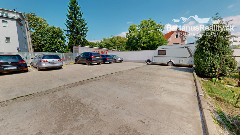 BartanusReality - Na predaj 1-izbový byt s vlastným kúrením a parkoviskom v Trenčíne na ul. M.R.Štefánika.