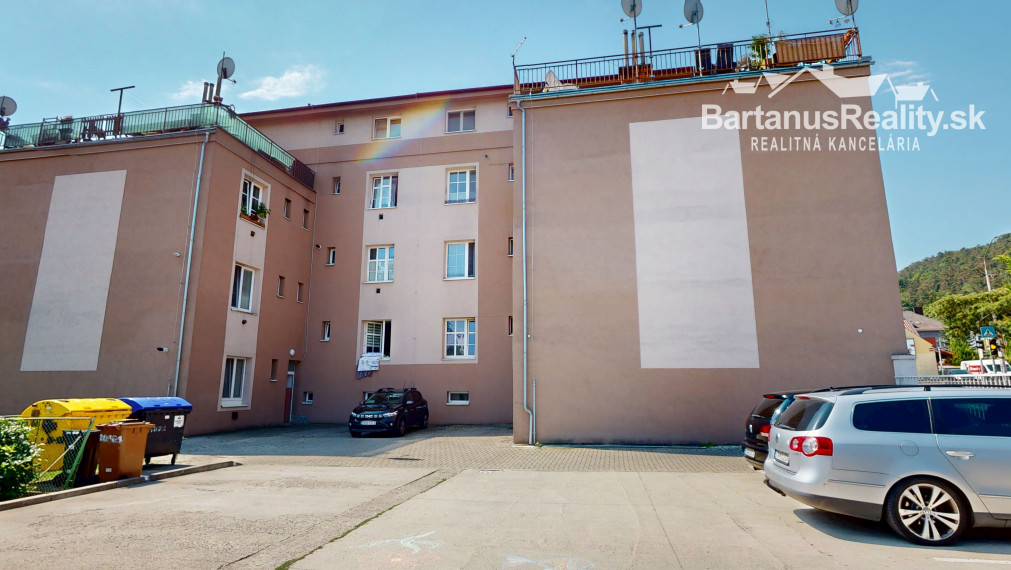 BartanusReality - Na predaj 1-izbový byt s vlastným kúrením a parkoviskom v Trenčíne na ul. M.R.Štefánika.