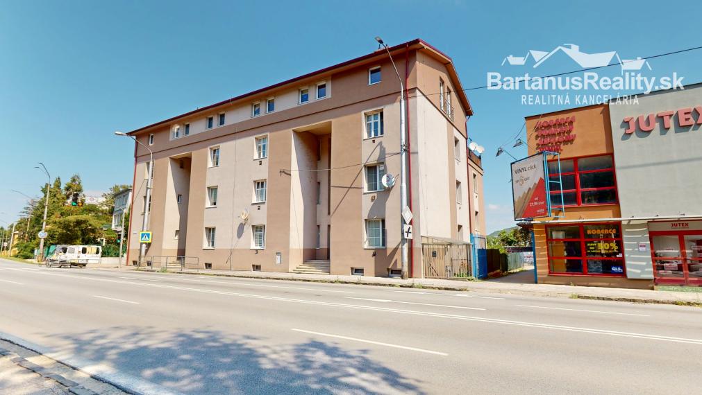 BartanusReality !!!!! REZERVOVANÝ !!!!!  Na predaj 1-izbový byt s vlastným kúrením a parkoviskom v Trenčíne na ul. M.R.Štefánika.