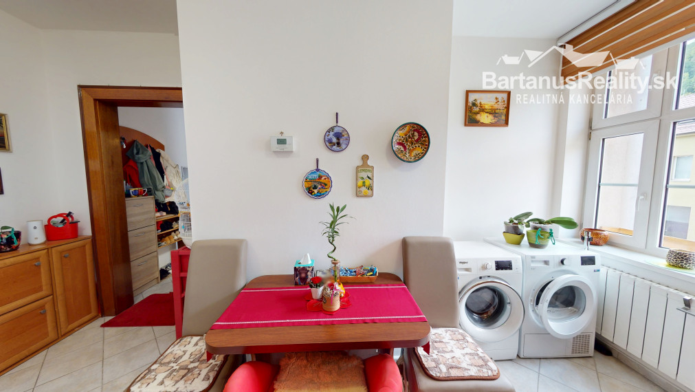 BartanusReality - Na predaj 1-izbový byt s vlastným kúrením a parkoviskom v Trenčíne na ul. M.R.Štefánika.