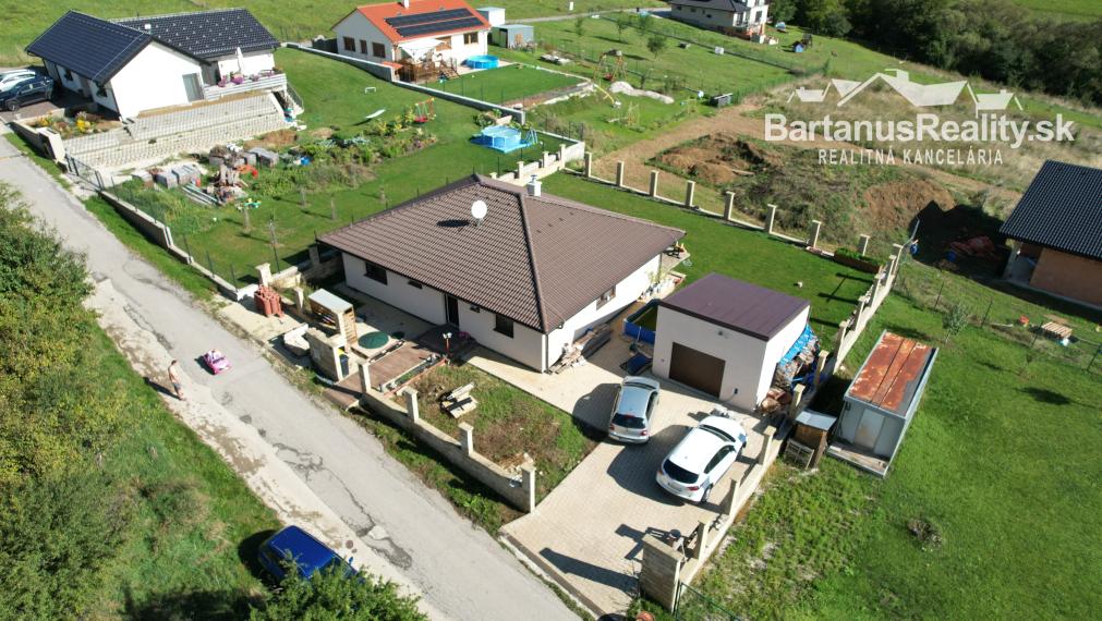 Na predaj novostavba rozmerného, 4 izbového rodinného domu s garážou v obci Trenčianske Mitice, časť Zemianske Mitice.