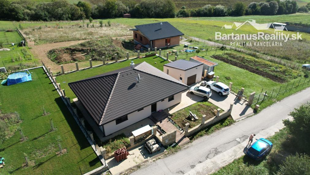 Na predaj novostavba rozmerného, 4 izbového rodinného domu s garážou v obci Trenčianske Mitice, časť Zemianske Mitice.