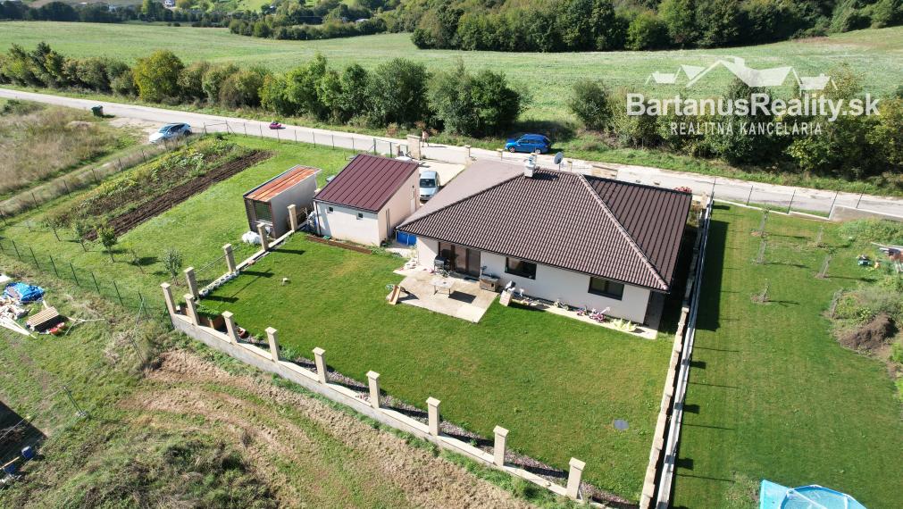 Na predaj novostavba rozmerného, 4 izbového rodinného domu s garážou v obci Trenčianske Mitice, časť Zemianske Mitice.