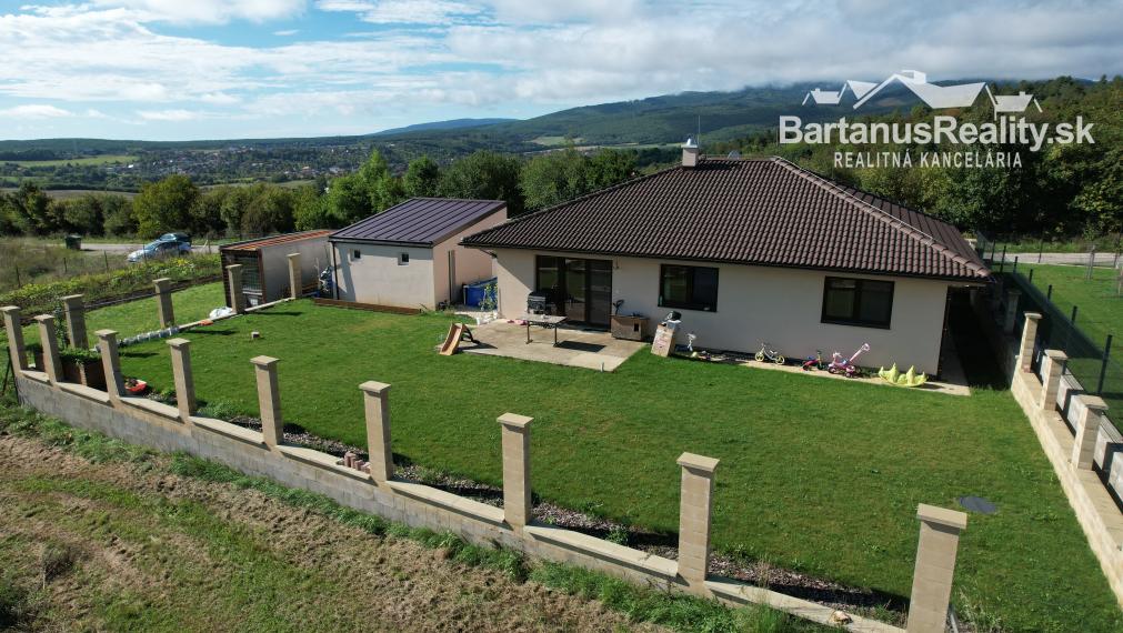 Na predaj novostavba rozmerného, 4 izbového rodinného domu s garážou v obci Trenčianske Mitice, časť Zemianske Mitice.