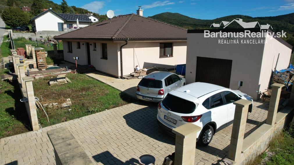 Na predaj novostavba rozmerného, 4 izbového rodinného domu s garážou v obci Trenčianske Mitice, časť Zemianske Mitice.