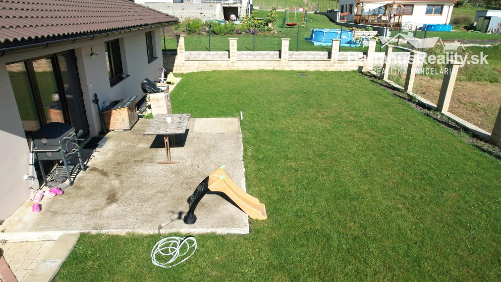 Na predaj novostavba rozmerného, 4 izbového rodinného domu s garážou v obci Trenčianske Mitice, časť Zemianske Mitice.