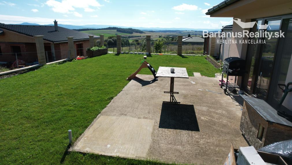 Na predaj novostavba rozmerného, 4 izbového rodinného domu s garážou v obci Trenčianske Mitice, časť Zemianske Mitice.