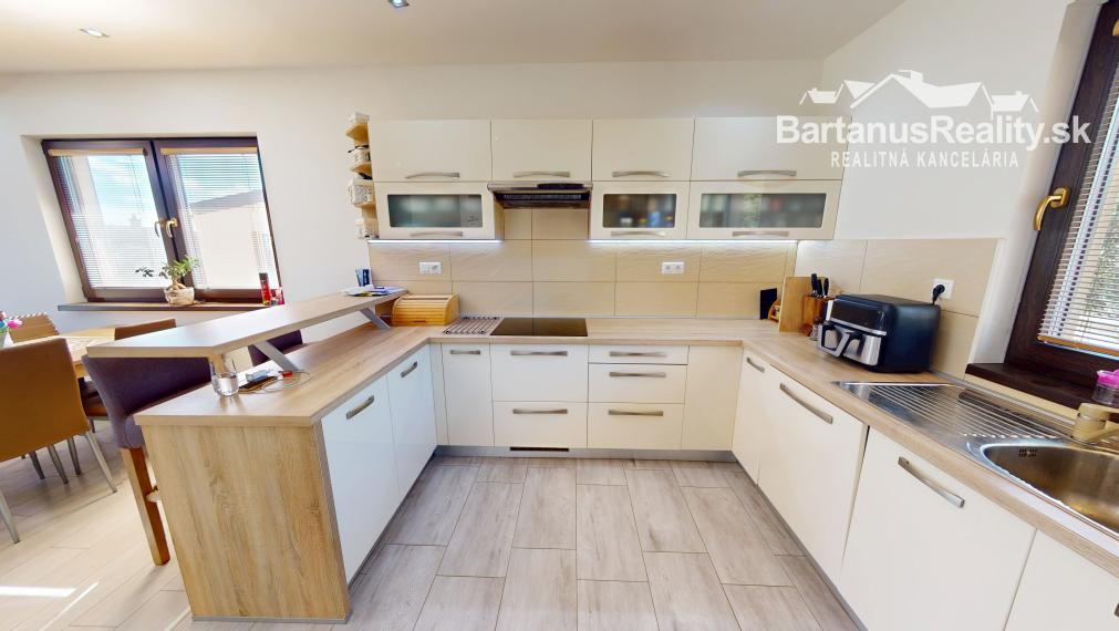 Na predaj novostavba rozmerného, 4 izbového rodinného domu s garážou v obci Trenčianske Mitice, časť Zemianske Mitice.