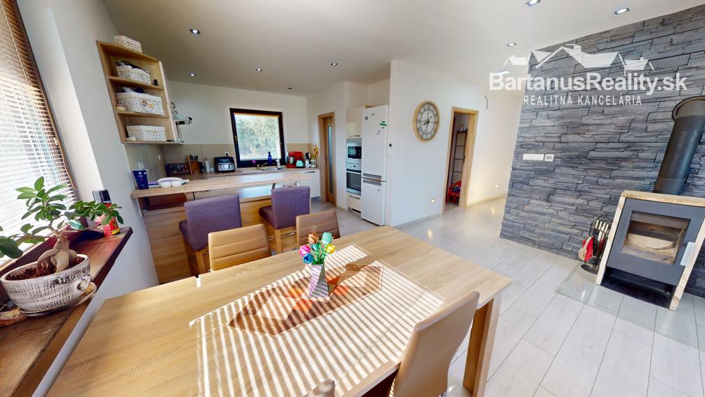 Na predaj novostavba rozmerného, 4 izbového rodinného domu s garážou v obci Trenčianske Mitice, časť Zemianske Mitice.