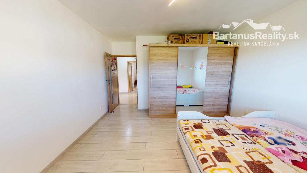 Na predaj novostavba rozmerného, 4 izbového rodinného domu s garážou v obci Trenčianske Mitice, časť Zemianske Mitice.