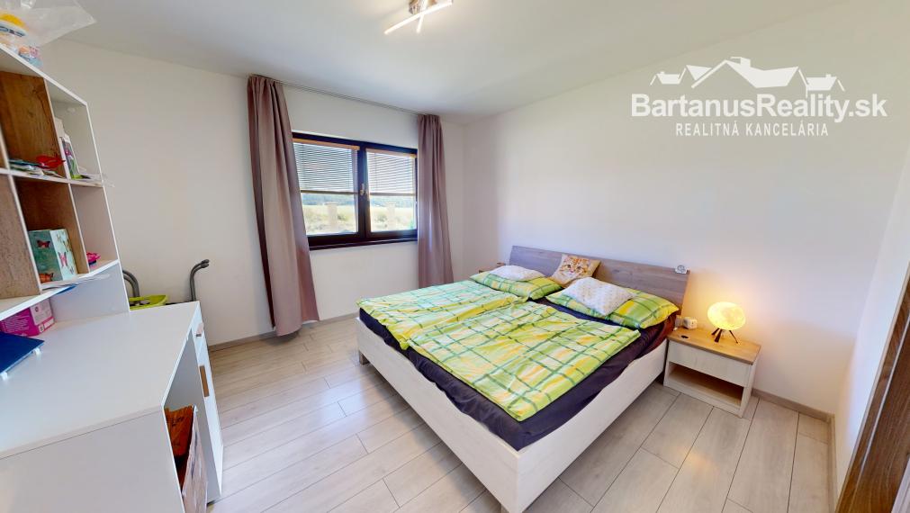 Na predaj novostavba rozmerného, 4 izbového rodinného domu s garážou v obci Trenčianske Mitice, časť Zemianske Mitice.