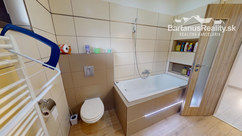 Na predaj novostavba rozmerného, 4 izbového rodinného domu s garážou v obci Trenčianske Mitice, časť Zemianske Mitice.