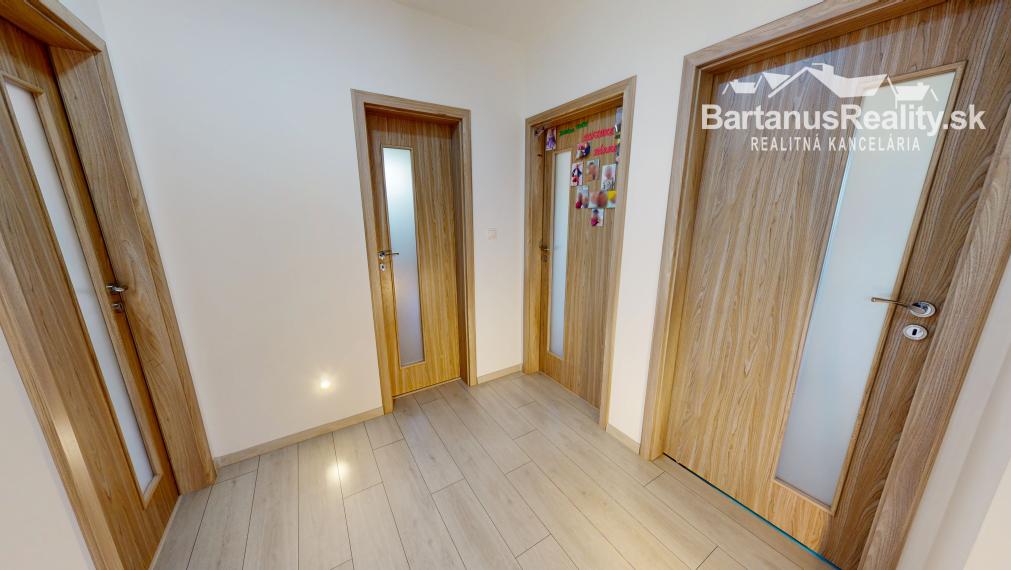 Na predaj novostavba rozmerného, 4 izbového rodinného domu s garážou v obci Trenčianske Mitice, časť Zemianske Mitice.